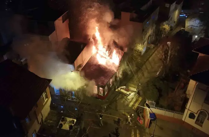 Üsküdar’da tarihi metruk binalarda yangın
