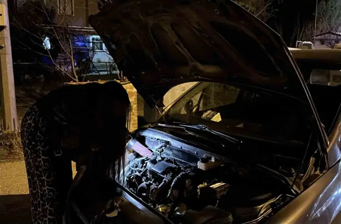 Uygulama noktasında arızalanan otomobilin yardımına, uygulamada durdurulan genç kadın usta koştu

