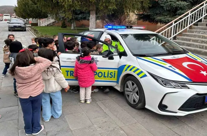 Üzümlü’de anaokulu öğrencilerinden emniyete ziyaret
