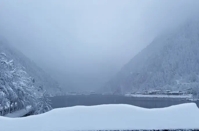 Uzungöl beyaza büründü: Kar kalınlığı 1 metreyi aştı

