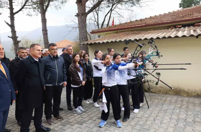 Vali Akbıyık Okçuluk Milli takım antrenörü Sözen’i ziyaret etti
