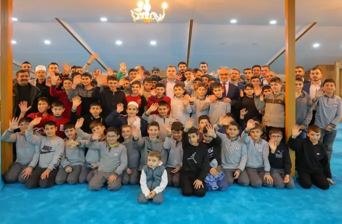 Vali Eldivan hafız adaylarıyla iftarda buluştu
