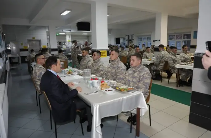 Vali Işın, orucunu Mehmetçiklerle açtı
