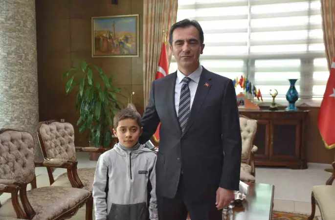 Vali Karakaya’dan kar altında İstiklal Marşı okuyan öğrenciye teşekkür
