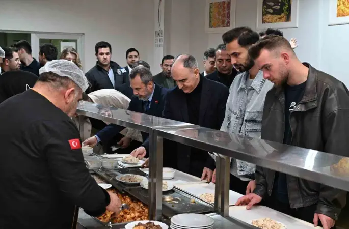 Vali Özkan Manisa CBÜ’lü öğrencilerle iftarda buluştu
