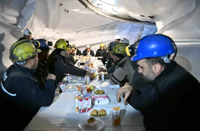 Vali Özkan, yeni yılı madencilerle birlikte karşıladı
