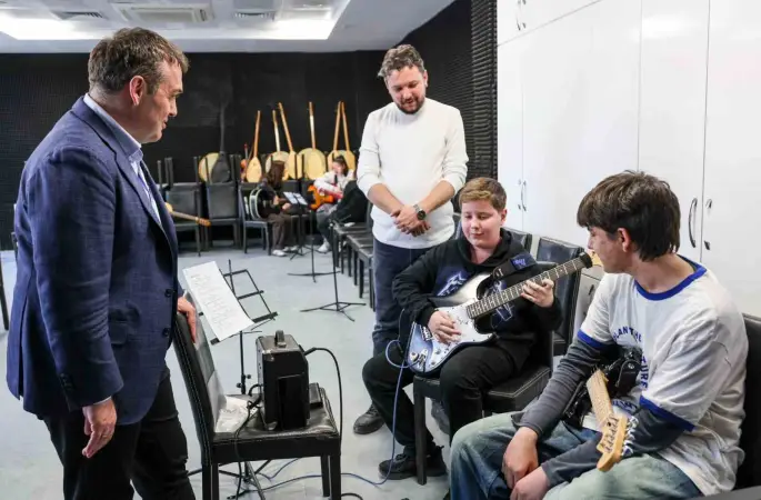 Vali Sözer Gençlik Merkezi’ndeki faaliyetleri yerinde inceledi
