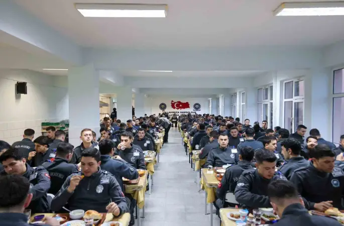 Vali Sözer, polis adaylarıyla iftarda buluştu
