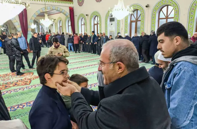 Vali Toraman, namaz sonrası vatandaşlarla bayramlaştı
