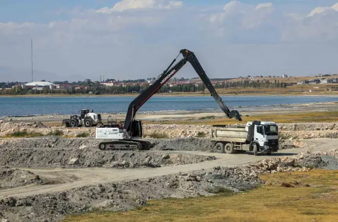 Van Gölü’nde 2 milyon 86 bin metreküp dip çamuru temizlendi
