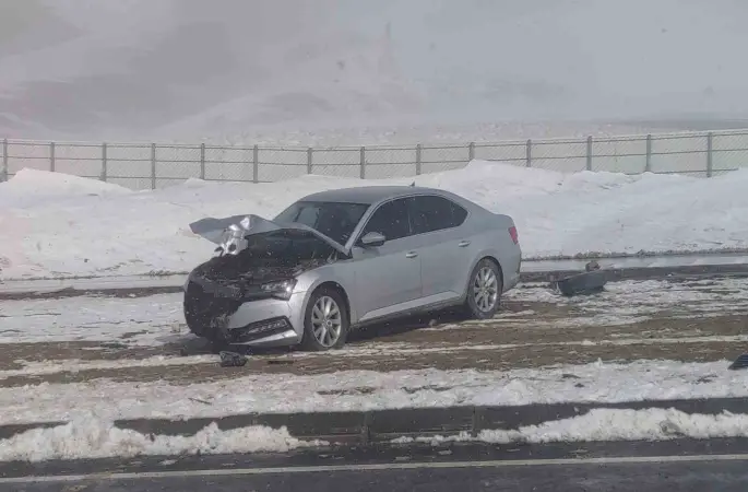 Van’da Kaymakamın bulunduğu otomobil kaza yaptı
