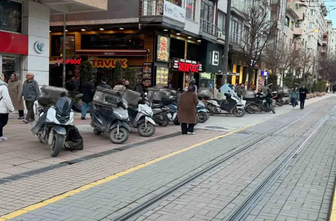 Vatandaş hatalı park edilen kurye motosikletlerinden rahatsız

