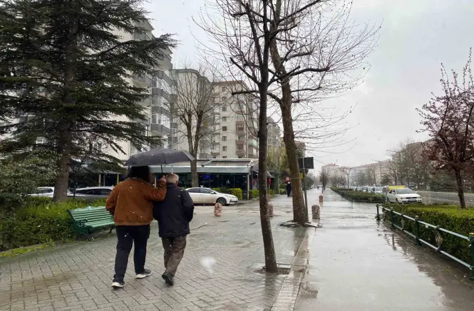 Vatandaşlar karla karışı yağmura hazırlıksız yakalandı
