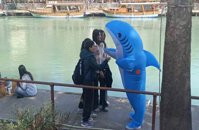 Vatandaşları eğlendirmek için köpek balığı kostümüyle Manavgat sokaklarında dolaşıyor
