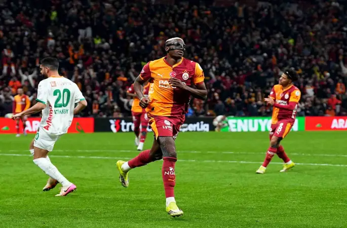 Victor Osimhen bu sezonki gol sayısını 17’ye çıkardı
