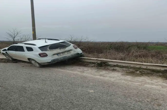 Virajı alamayan araç bariyerlere çıktı
