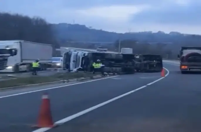 Virajı alamayan çimento tankeri devrildi: 1 yaralı
