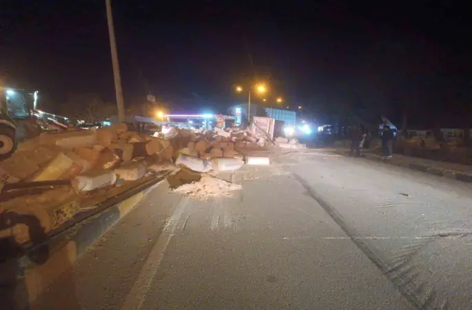 Virajı alamayan tır devrildi saman balyaları yola saçıldı: 1 yaralı
