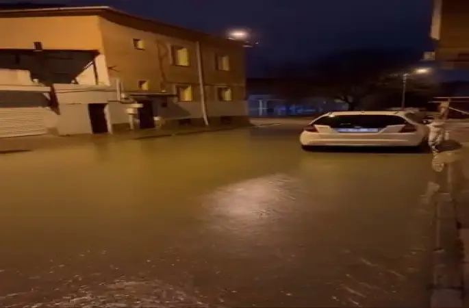 Yağmur suyu ile kaplanan sokaklar vatandaşa zorluk yaşattı
