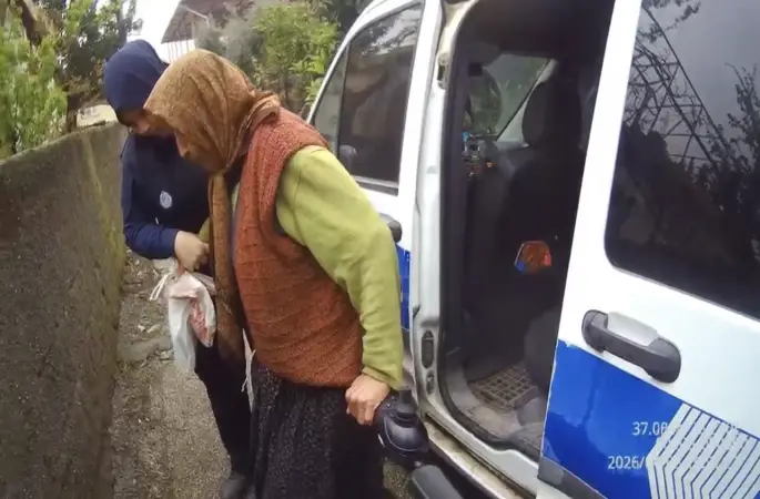 Yağmurda zor anlar yaşayan vatandaşa zabıtadan şefkat eli
