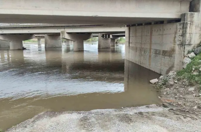 Yağmurdan yükselen dere, aracıyla köprü altından geçmek isteyen yaşlı adamı yuttu
