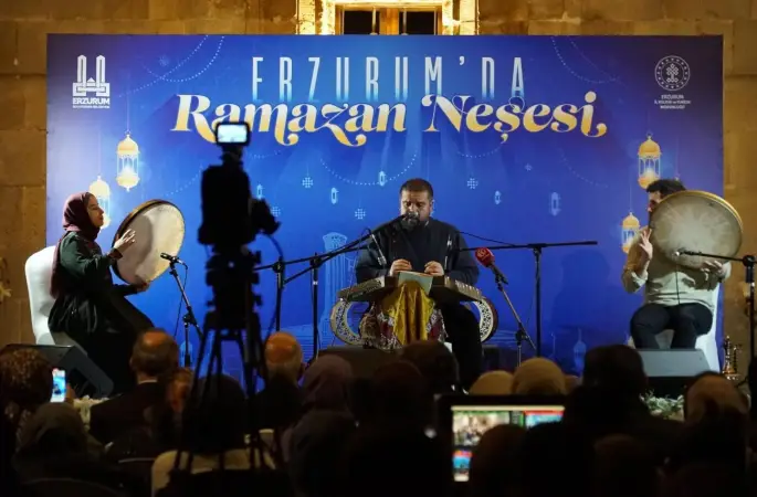 Yakutiye Medresesi’nde santurun zarif nağmeleri yankılandı
