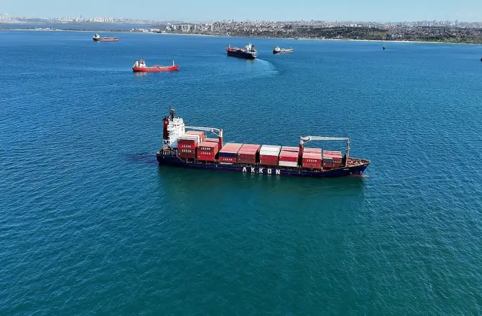 Yalılara metreler kala karaya oturan gemi havadan görüntülendi
