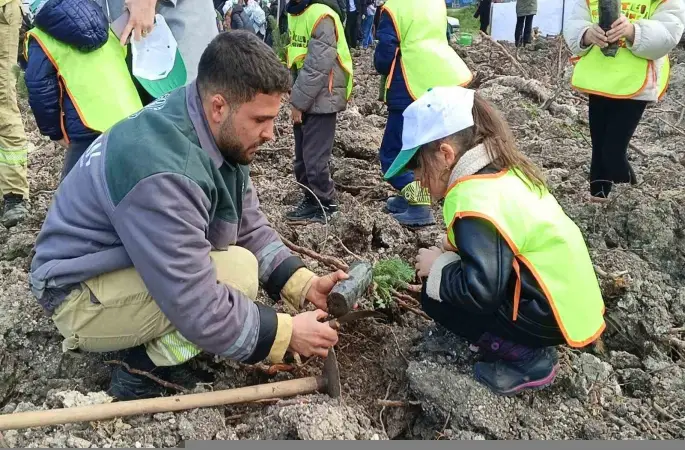 Yanan sahada geleceğe nefes: Aliağa’da yeni orman için ilk fidanlar dikildi

