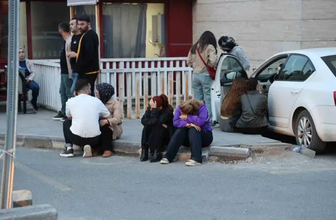 Yaralı öğrencilerin ailelerinin hastane önündeki bekleyişi sürüyor
