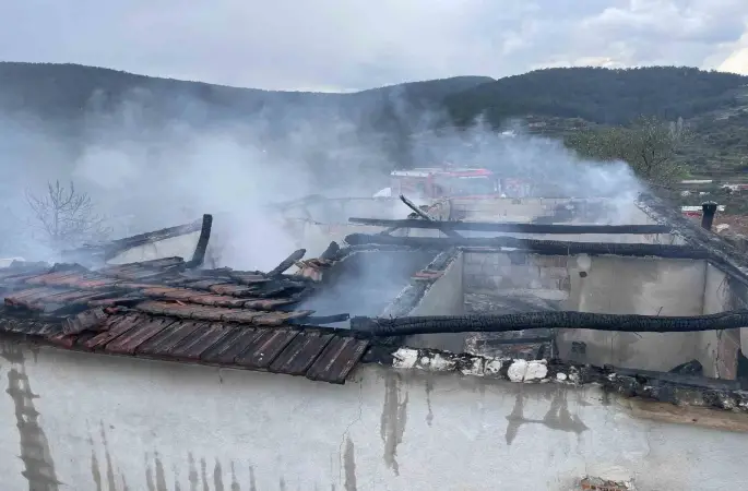 Yatağan’daki yangında bir ev küle döndü
