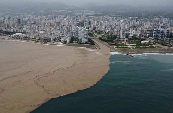 Yaylalardaki sel dereleri coşturdu, Akdeniz’i kahverengiye bürüdü
