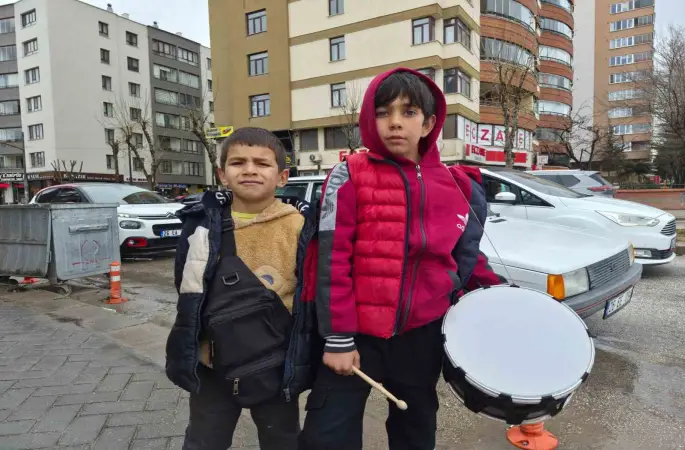 Yeğeniyle birlikte bayram harçlığı toplayan küçük davulcu
