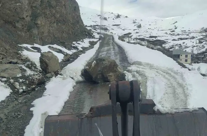 Yeni Mahalle yoluna düşen kayalar temizlendi
