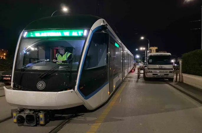 Yeni tramvayların sonuncusu raylara indirildi
