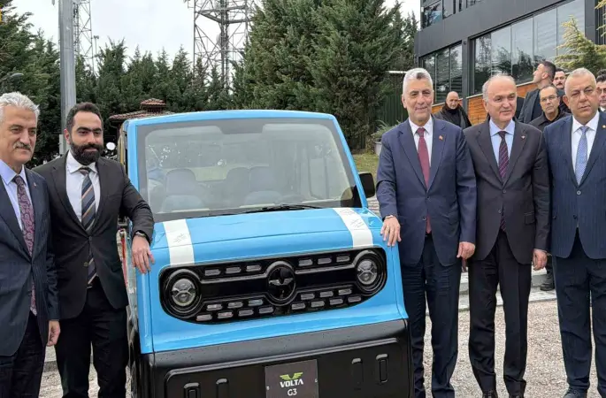 Yerli üretim elektrikli araca, Bakan Bolat hayran kaldı

