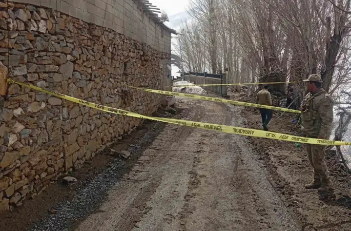 Yıkılma tehlikesi bulunan ahır güvenlik çemberine alındı
