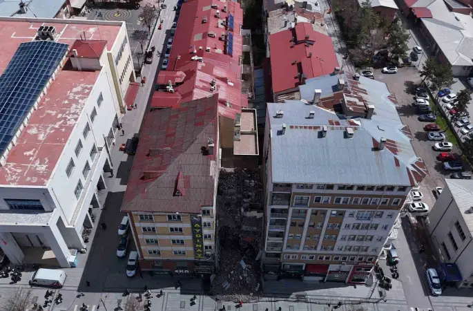Yıkım esnasında zarar görüp tahliye edilmişti, tehlike saçmaya devam ediyor
