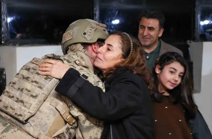 Yılbaşı nöbetinde aile sevinci: Güvenlik kulesinde duygu dolu anlar
