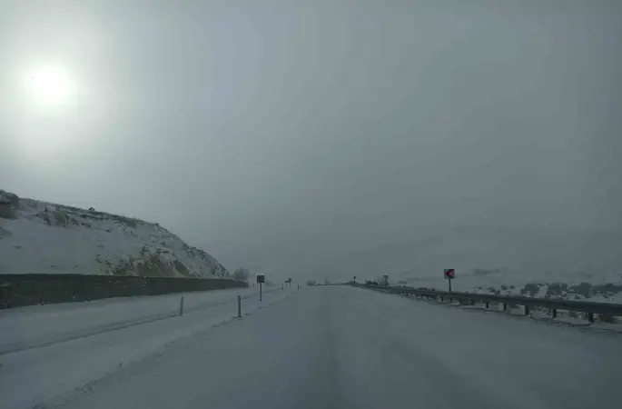 Yoğun kar ilçeyi esir aldı, Kayseri-Malatya yolu trafiğe kapatıldı
