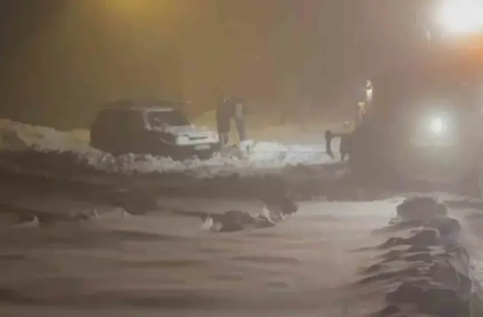 Yoğun kar yolu kapattı, ekipler mahsur kalan araca ulaştı
