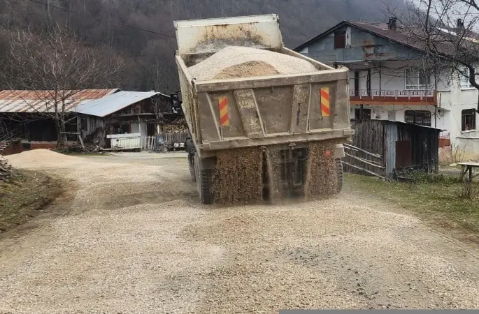 Yol bakım çalışmaları sürüyor
