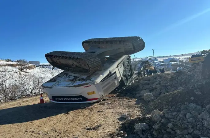 Yol yapım çalışmasında iş makinesi devrildi
