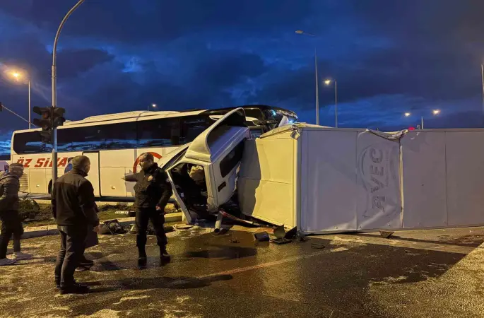 Yolcu otobüsü ile kamyonet çarpıştı: 5 yaralı
