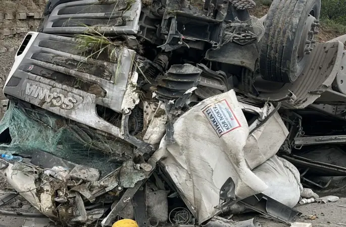 Yoldan çıkan tır hurdaya döndü: 1 yaralı
