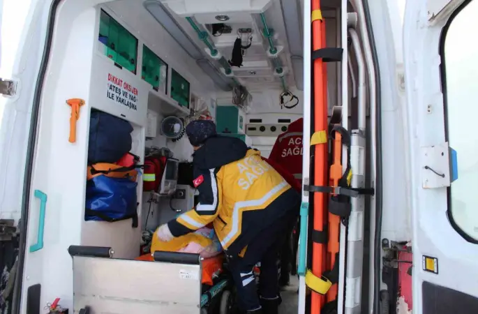 Yolu kapalı köyde rahatsızlanan anne ve bebeği ambulans helikopterle kurtarıldı
