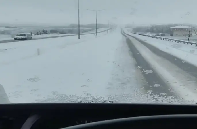 Yozgat’ta karayolları ekipleri kar mesaisinde
