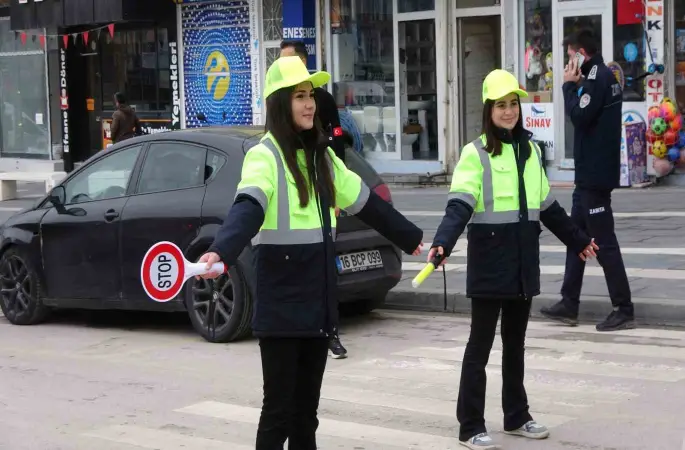 Yozgat’ta öğrenciler trafiğe yön verdi
