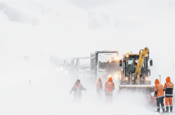 Yüksekova-Şemdinli kara yolu tipi nedeniyle ulaşıma kapatıldı
