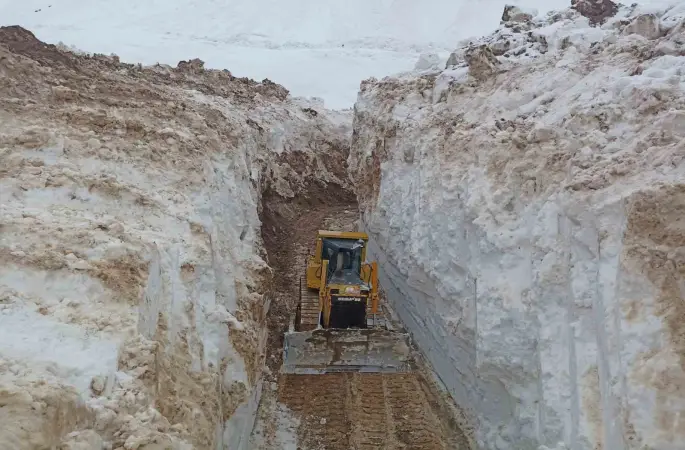 Yüksekova’da 8 metrelik kar tünelleri: İş makinesi içinde kayboldu
