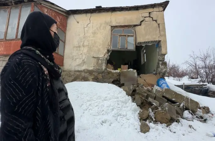 Yüksekova’da bir evin duvarı yıkıldı: "Deprem oluyor sandım"
